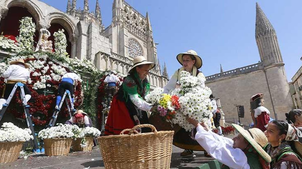 Las margaritas rojas y blancas fueron las protagonistas en las ofrendas aunque los ramos de todas las reinas y corporativos fueron multicolores.-RAÚL G. OCHOA