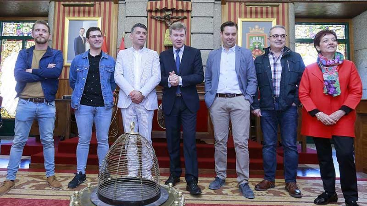 Los portavoces de los grupos municipales entrantes se citaron ayer en el Ayuntamiento.-R. OCHOA