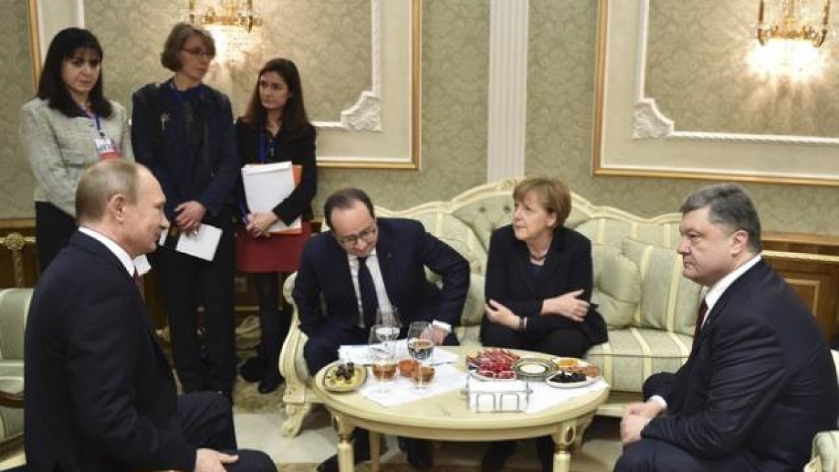 Vladimir Putin, Petró Poroshenko, Angela Merkel y François Hollande, en la cumbre de Minsk.-Foto: HANDOUT / REUTERS