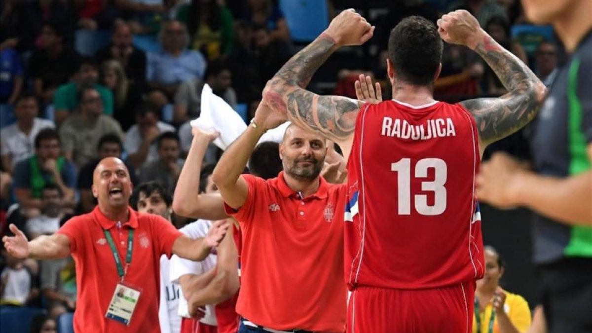 Djordjevic felicita a Raduljica poco antes de concluir la semifinal ante Australia-MARK RALSTON