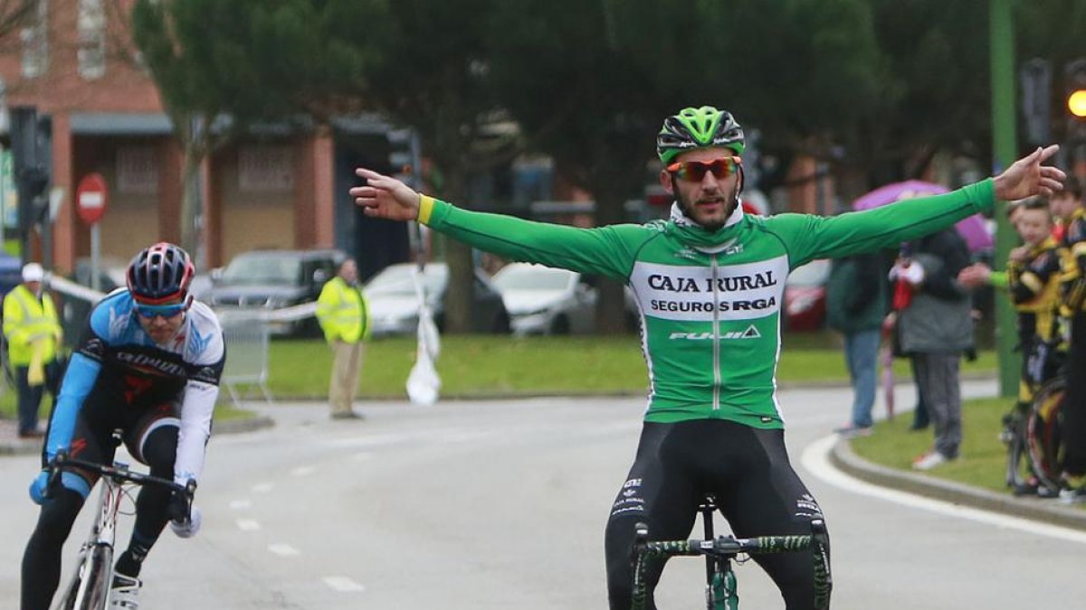 Carlos Barbero entra victorioso en la meta por delante de Ángel Fuentes.-RAÚL G. OCHOA