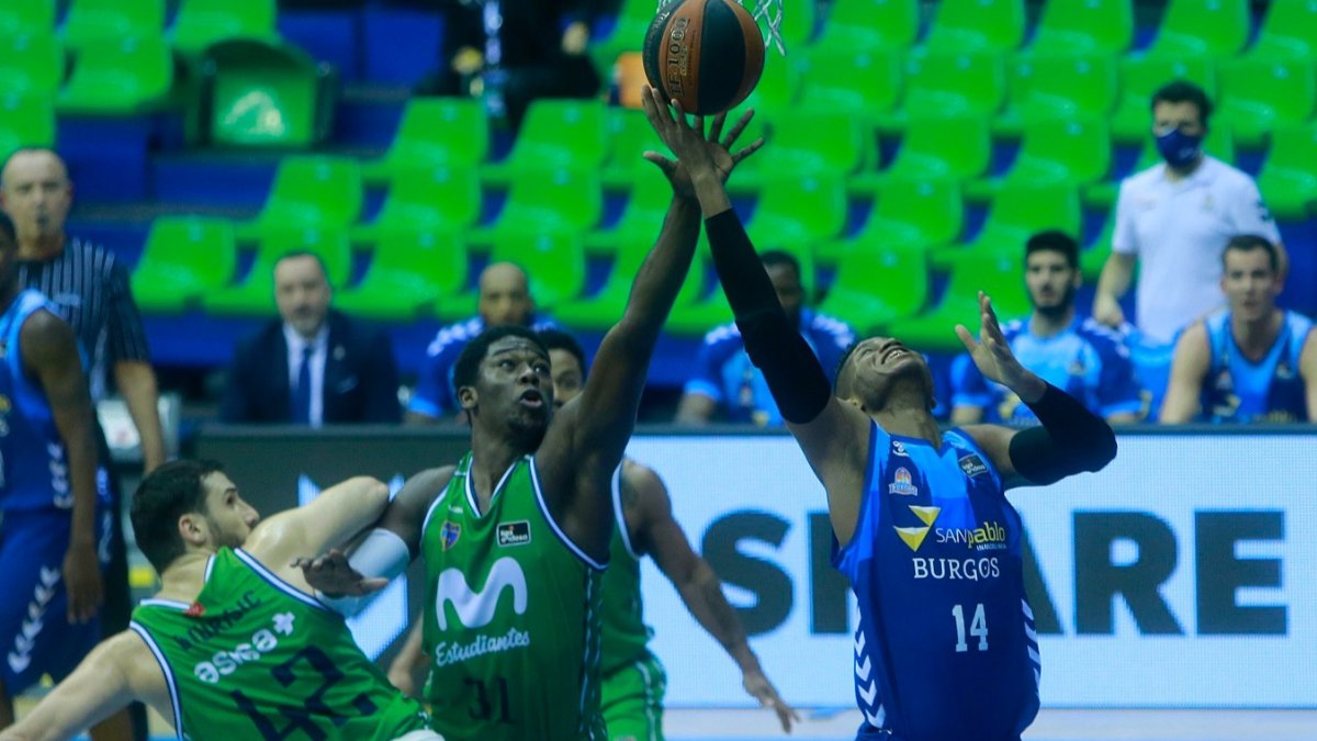 Rivero gana un rebote en el Hereda San Pablo-Estudiantes de la primera vuelta. RAÚL OCHOA