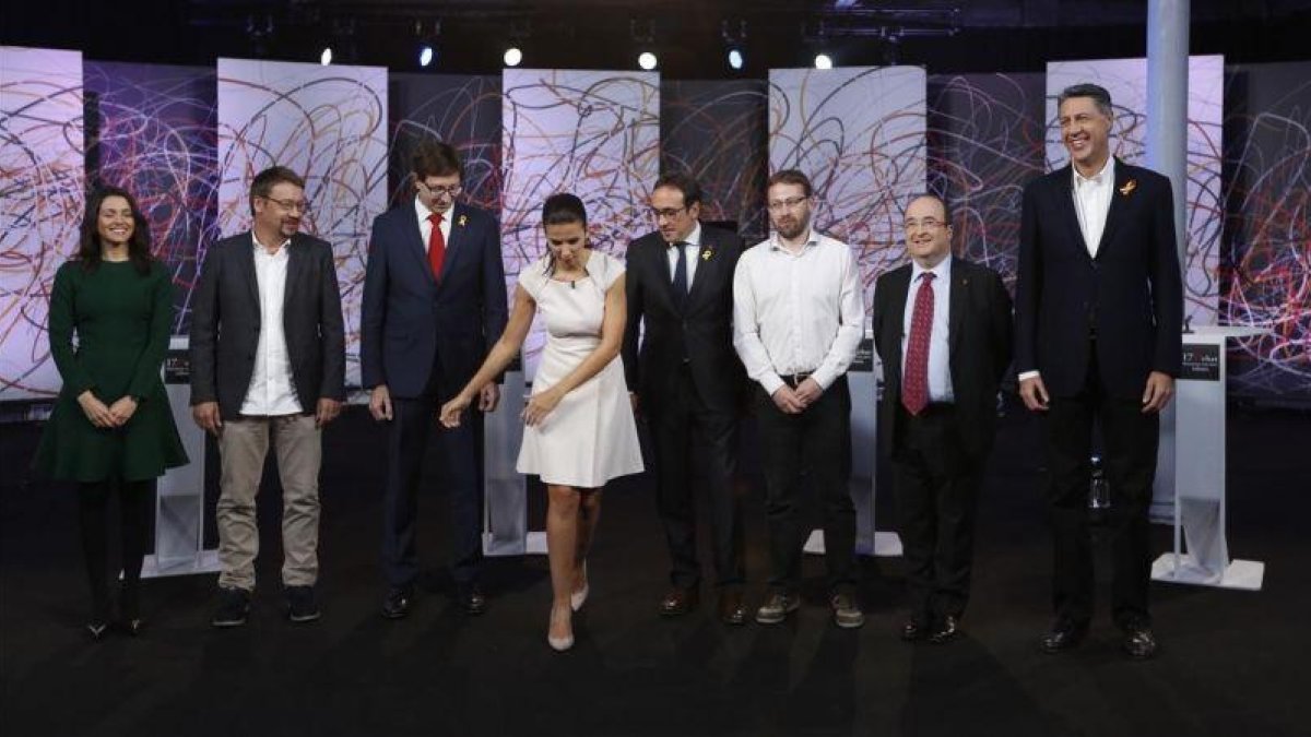 De izquierda a derecha, Inés Arrimadas (Cs), Xavier Domènech (CeC-Podem), Carles Mundó (ERC), la periodista Ana Pastor, Josep Rull (JxCat), Vidal Aragonés (CUP), Miquel Iceta (PSC) y Xavier García Albiol (PPC), en el plato de La Sexta.-ALBERT BERTRAN