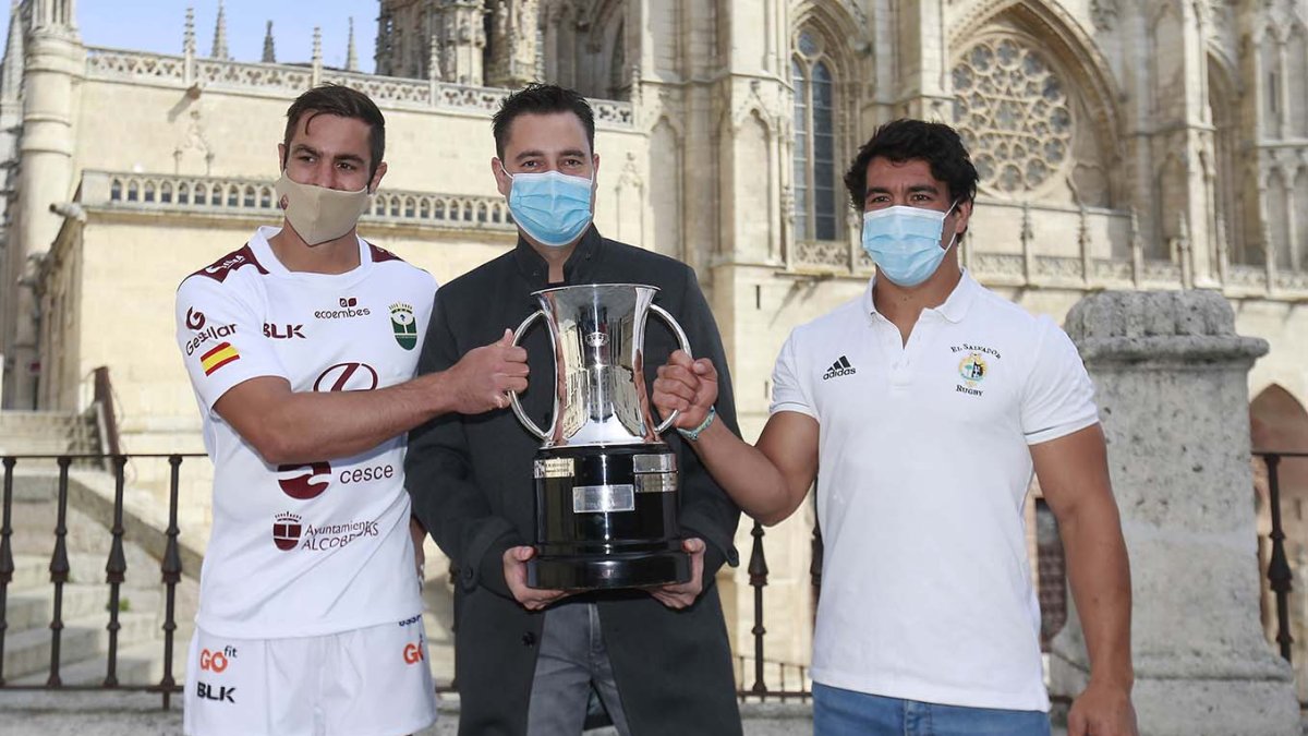 Los capitanes de ambos equipos posan con el trofeo junto al alcalde la ciudad, Daniel de la Rosa, ayer. RAÚL OCHOA