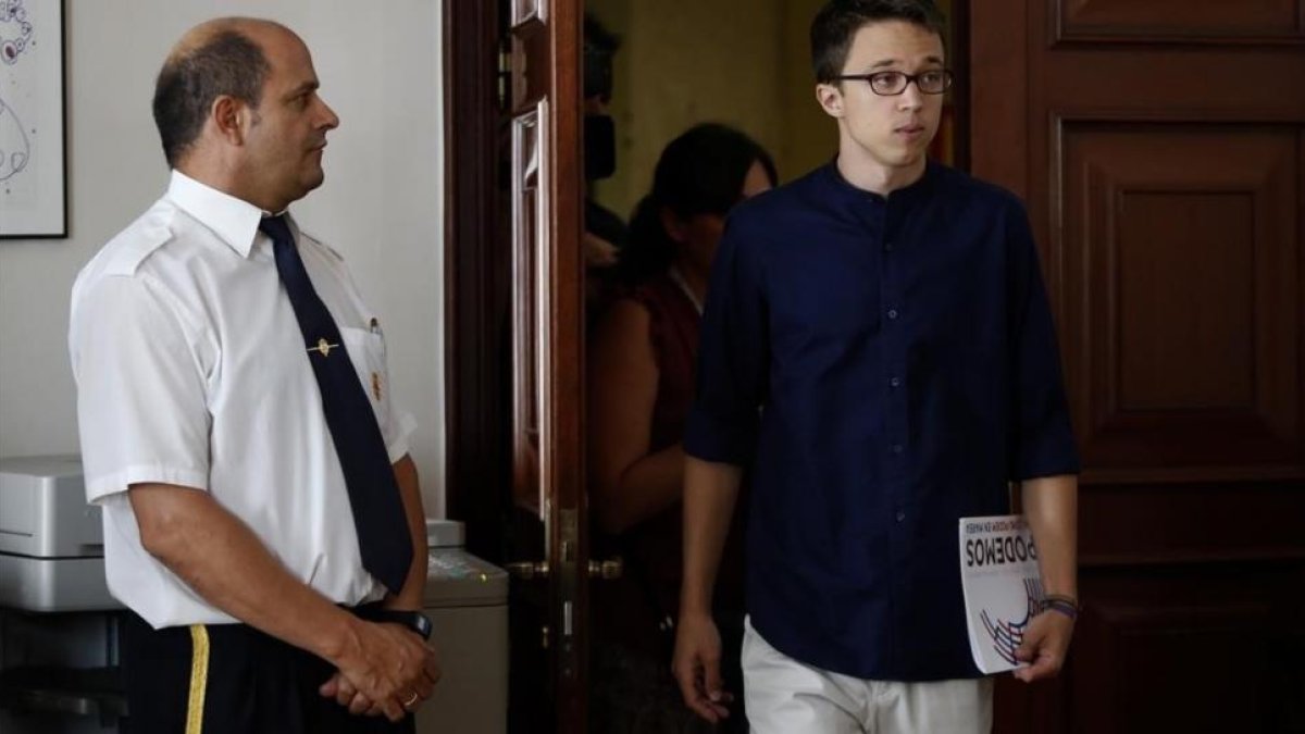 Íñigo Errejón, tras presentar sus credenciales en el Congreso para recoger su acta de diputado.-JUAN MANUEL PRATS