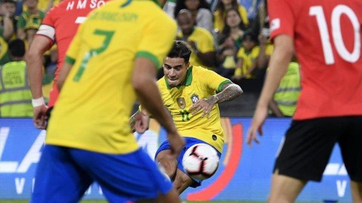 Coutinho marca de falta directa ante Corea del Sur.-