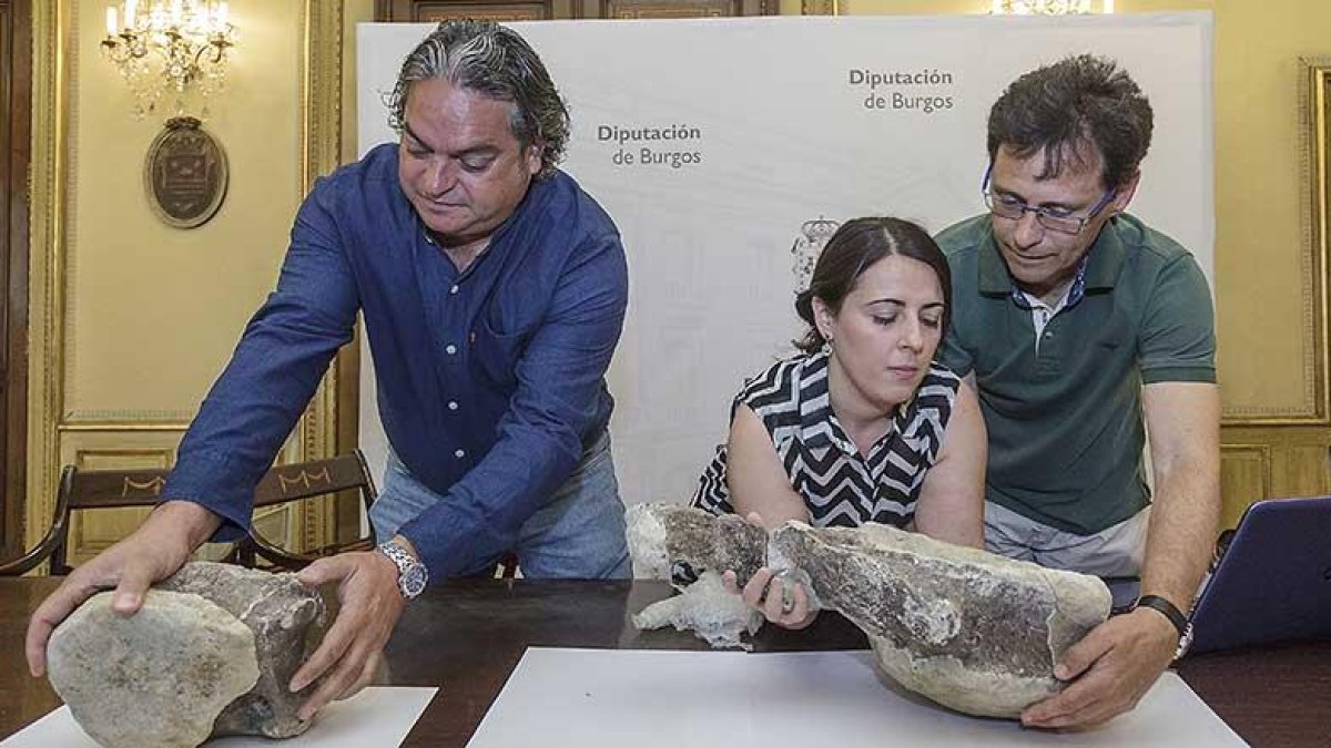 Roberto Ortega, Caterine Arias y Fidel Torcida, ayer, durante la presentación de la décimo quinta campaña de excavaciones en la Sierra de la Demanda-Santi Otero