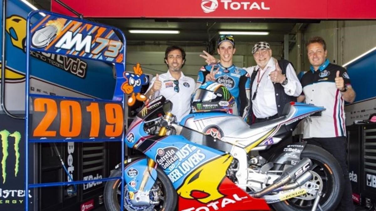 Àlex Márquez, en el centro, junto a los máximos responsables del equipo de Moto2 en el que continuará. /-ESTRELLA GALICIA 0.0 PRESS