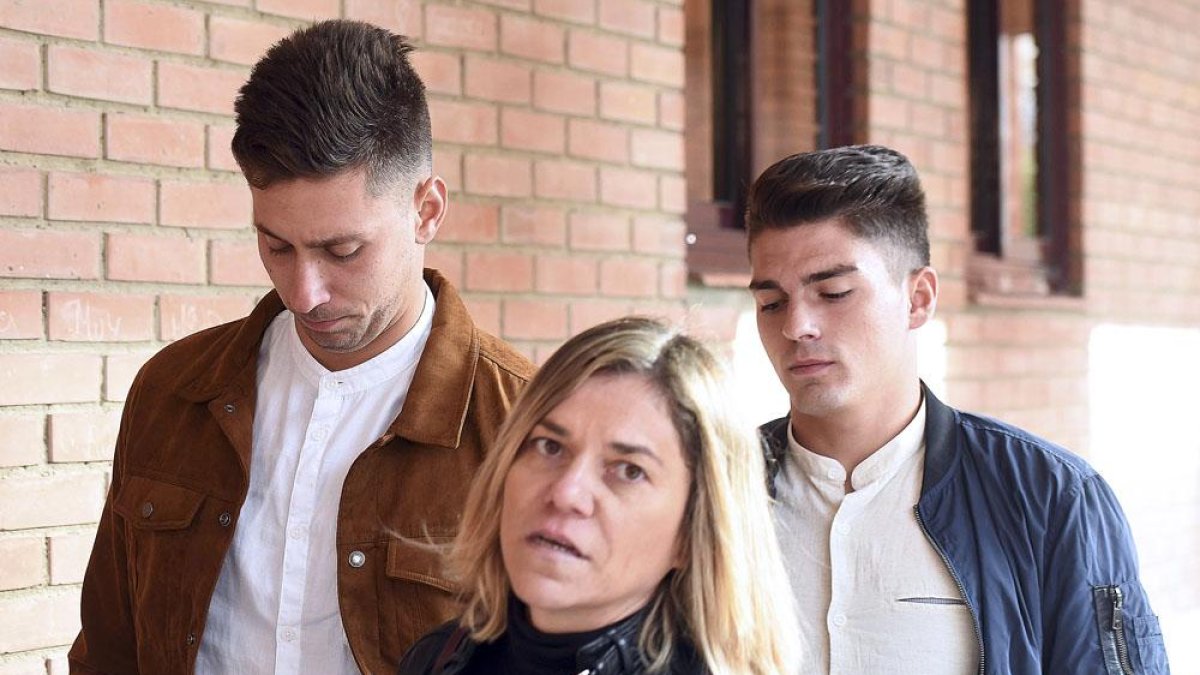 Viti y Raúl llegan al juzgado en compañía de una de sus letrados.-ICAL