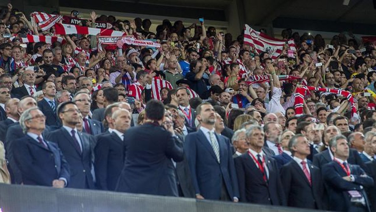 El Rey escucha el himno español entre pitos durante la final de la Copa del Rey entre el Barça y el Athletic en el Camp Nou.-JORDI COTRINA