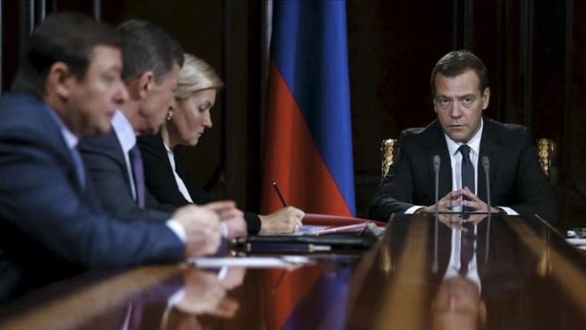 El primer ministro ruso durante la reunión de este lunes.-REUTERS / DMITRY ASTAKHOV