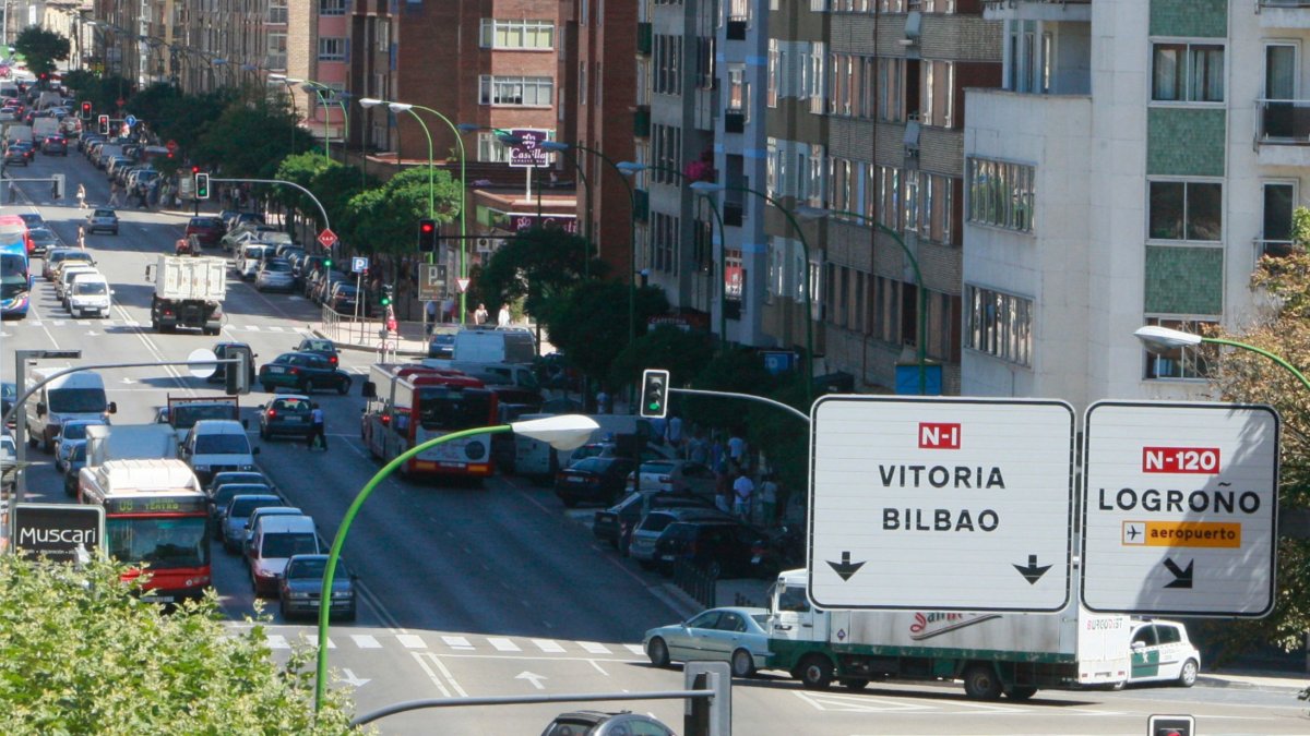 La calle Vitoria a su paso por Gamonal. RAÚL G. OCHOA