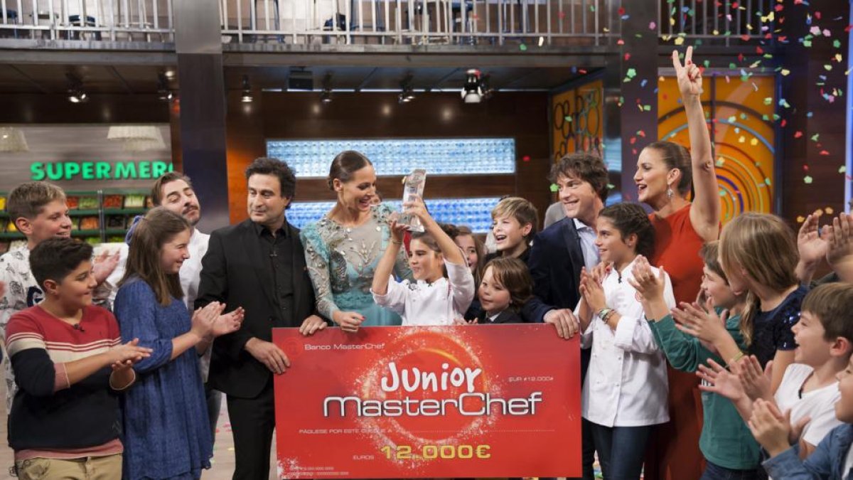 Las finalistas de 'Masterchef junior' (TVE-1), Paula y Paloma, de la cuarta edición, que ganó la primera.-RTVE