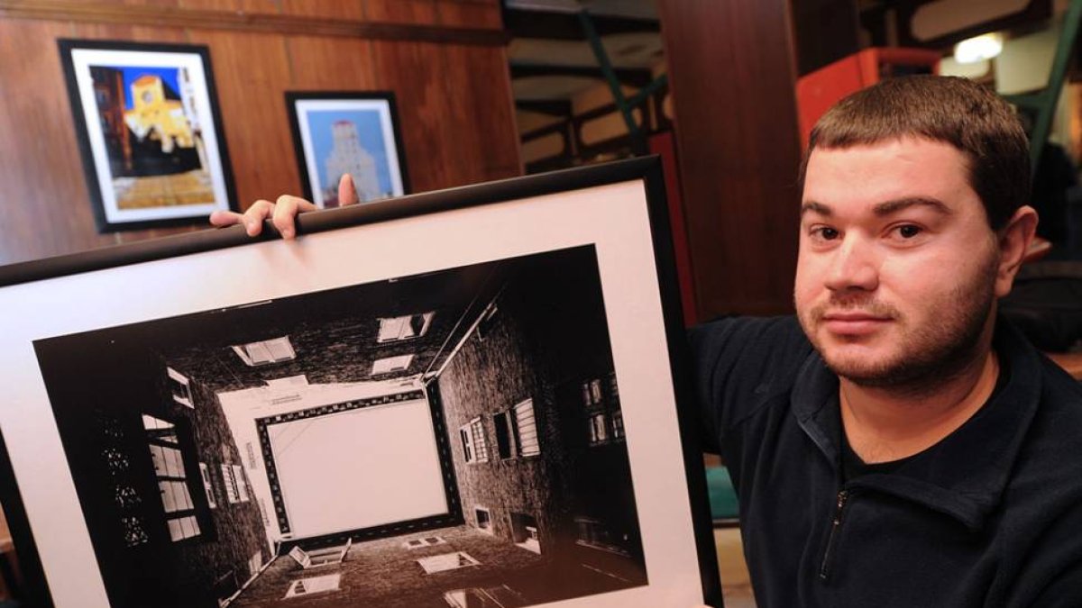 Mariano Bravo Santamaría posa con su obra.-I