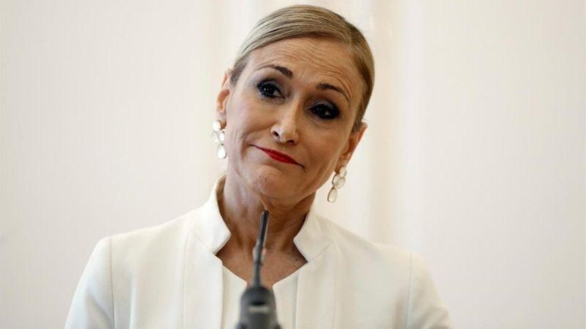 Cristina Cifuentes, durante la rueda de prensa en la que anunció su dimisión-EMILIO NARANJO (EFE)