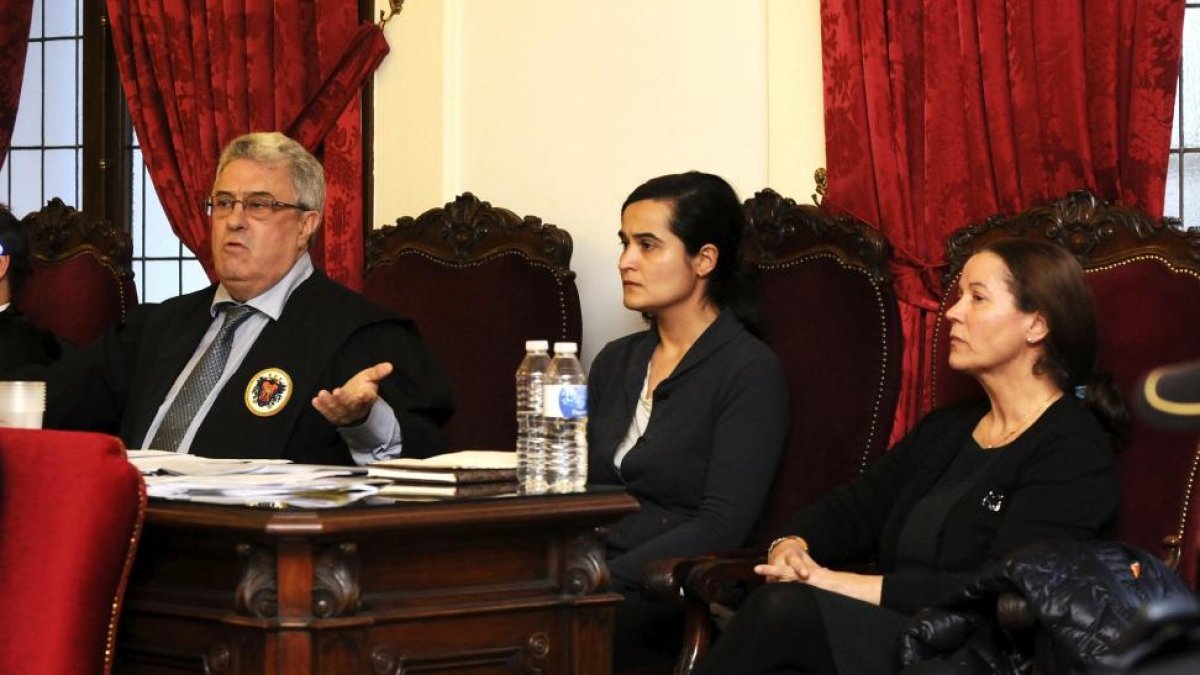 El abogado José Ramón García, defensor de Montserrat González (d) y su hija Triana Martínez (2d), durante la última jornada del juicio por el asesinato de la presidenta de la Diputación de León Isabel Carrasco, hoy en la Audiencia Provincial de León.-ICAL