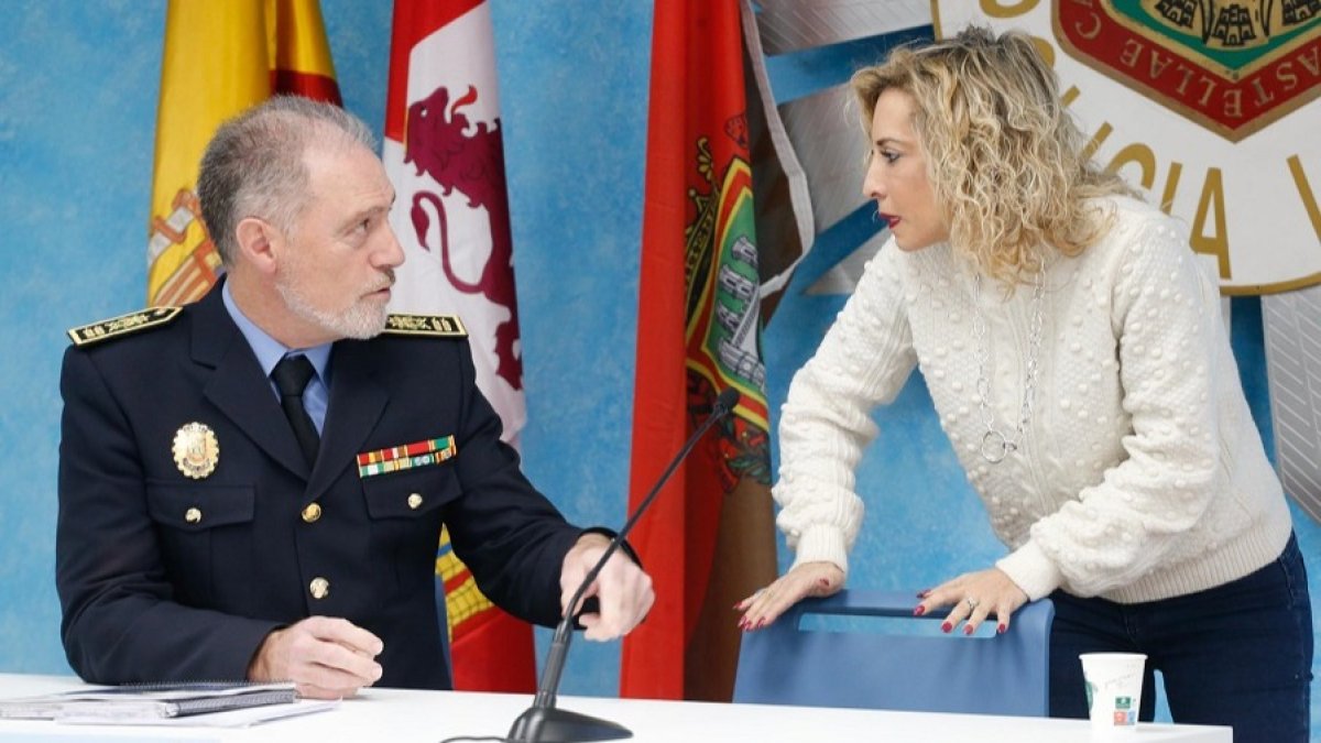 El intendente jefe de la Policía Local de Burgos, Félix Ángel García, y la concejala de Seguridad Ciudadana, Blanca Carpintero, presentando la memoria de 2022. SANTI OTERO