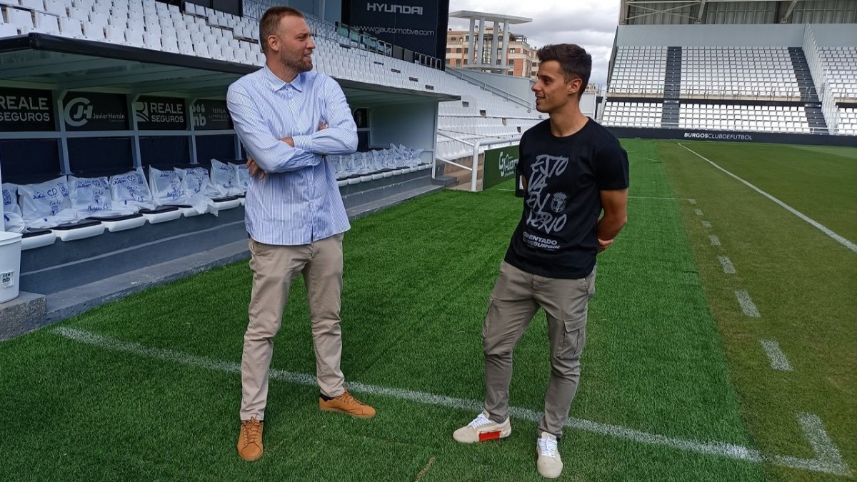El director deportivo del Burgos CF, Miguel Pérez 'Michu', charla con Gaspar Campos sobre el césped de El Plantío. ECB