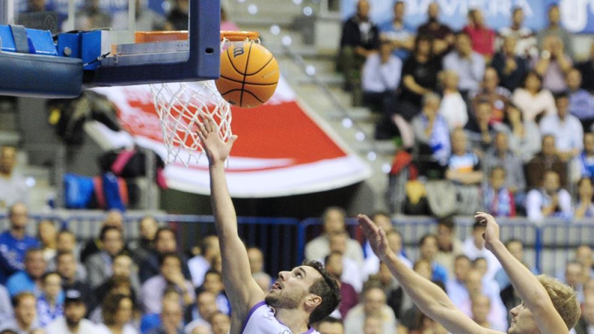 Ferran Bassas entra a canasta en un choque de la BCL-Israel L. Murillo