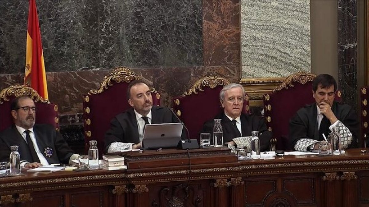 El tribunal que juzga a los líderes y políticos catalanes en el Supremo.-EFE