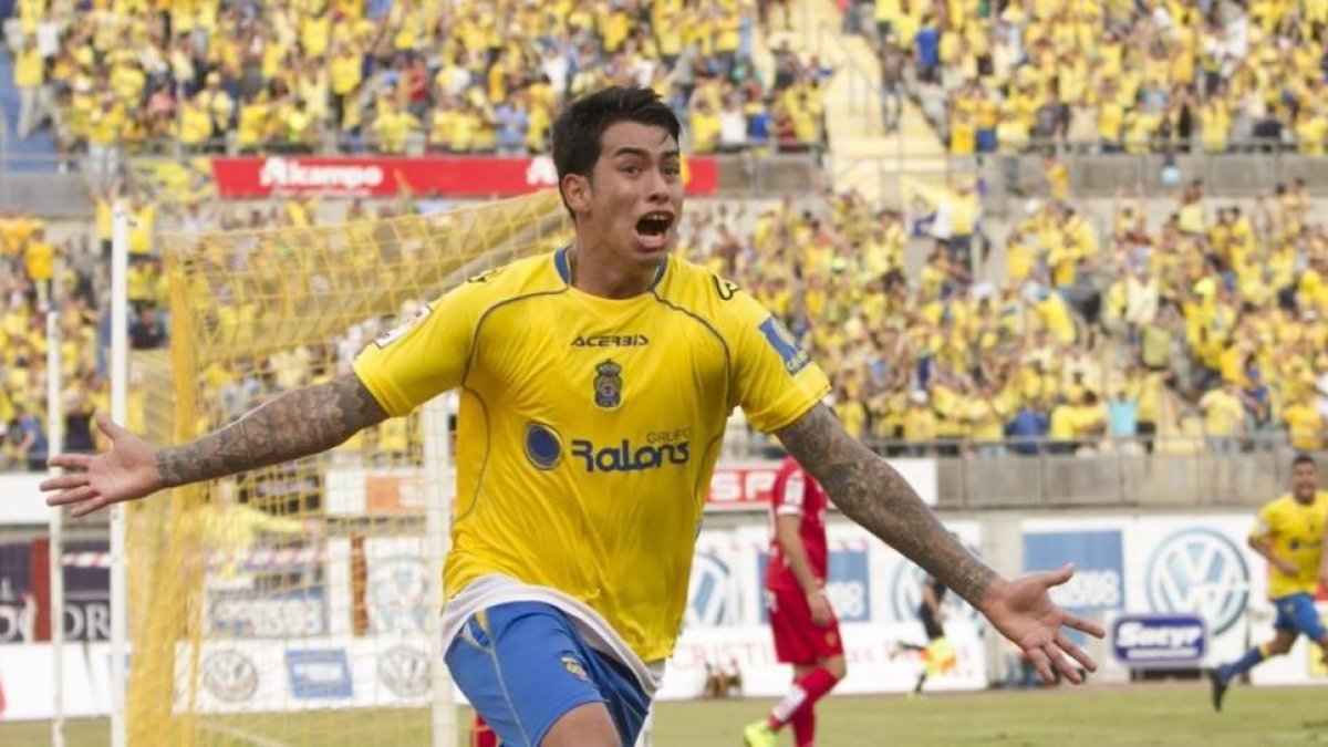 El delantero argentino Sergio Araujo celebra un gol-Angel Medina G / EFE
