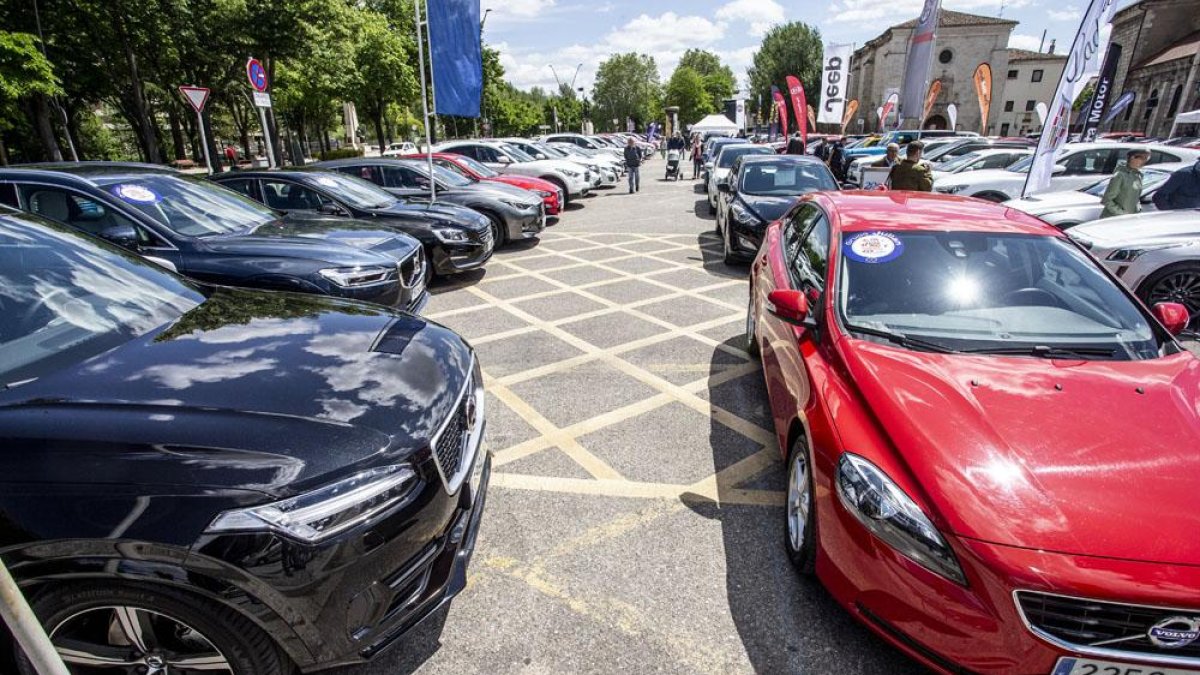 Vehículos en exposición en la Feria delAutomóvil ubicada en el aparcamiento de Santa Teresa.-SANTI OTERO