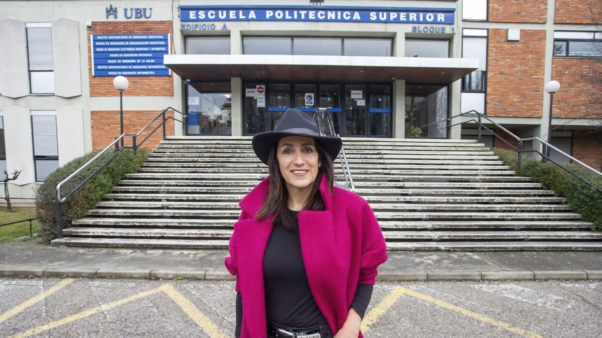 Susana García Herrero a las puertas de la Politécnica donde realiza su labor docente e investigadora. SANTI OTERO
