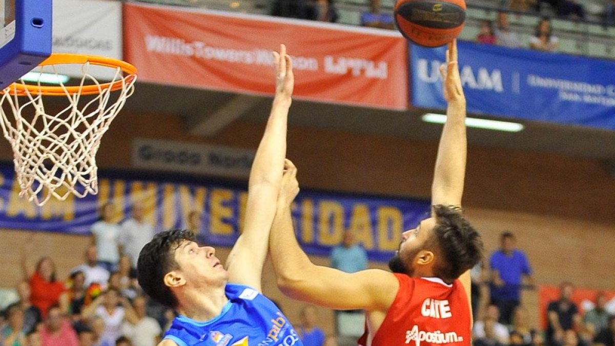 Huskic puntea el lanzamiento de Cate, ayer, en Murcia.-ACB PHOTO / J. BERNAL