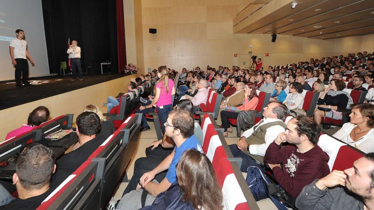 El fundador de Forocoches durante su conferencia ante un auditorio de la Universidad Isabel I lleno.-ISRAEL L. MURILLO