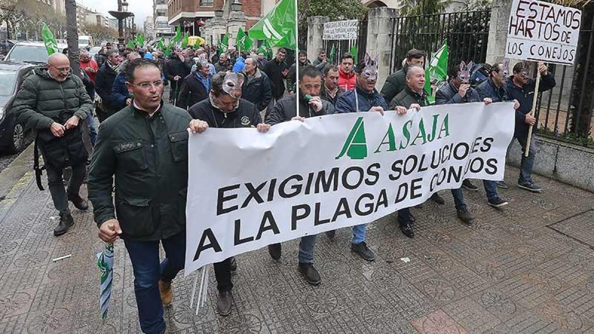 Donaciano Dujo y Esteban Martínez encabezaron la concentración de ayer frente a la Subdelegación del Gobierno en Burgos.-RAÚL G. OCHOA