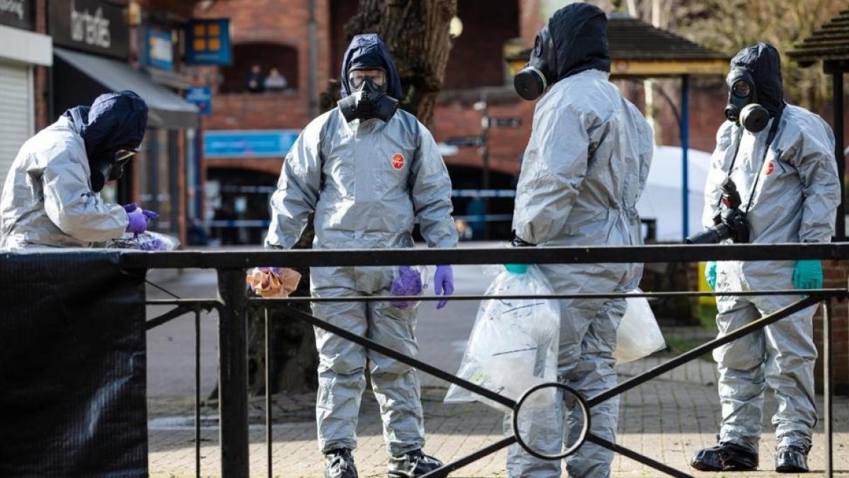 Agentes de la policía trabajan cerca del lugar donde se encontró al exespía Serguéi Skripal y a su hija Yulia tras el ataque con un agente nervioso en Salisbury (sur de Inglaterra).-/ GETTY IMAGES / JACK TAYLOR