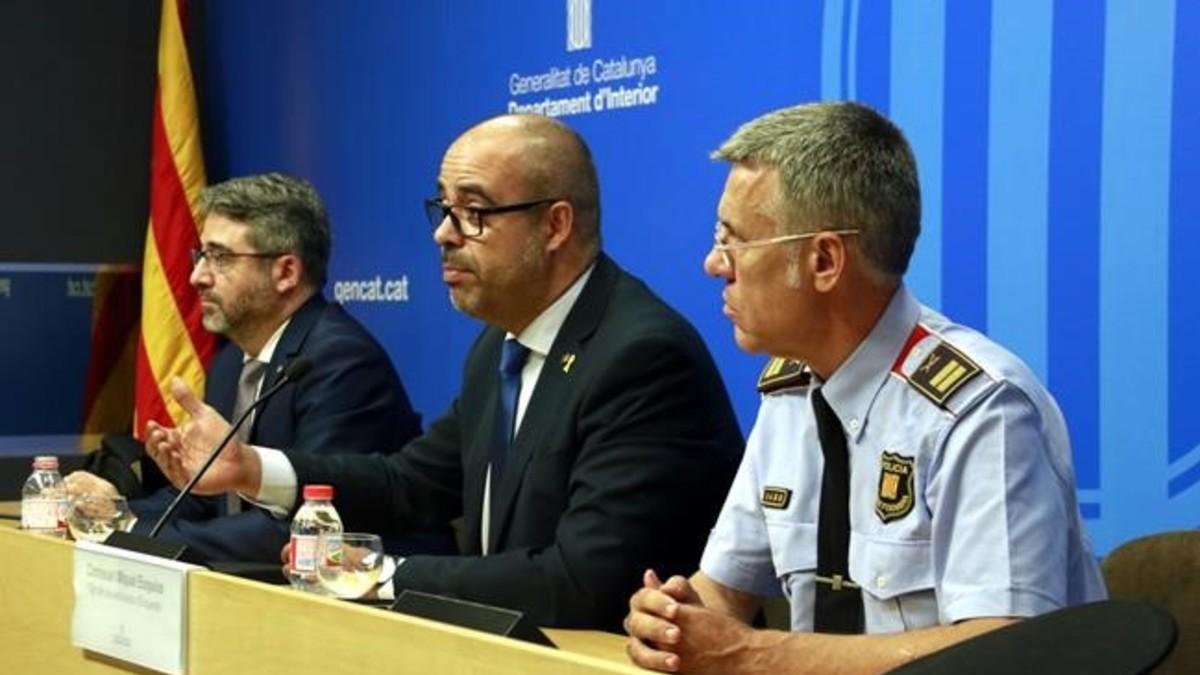 Miquel Buch con el director y el jefe de los Mossos, Andreu Martínez y Miquel Esquius. /-AINOA BLAYA