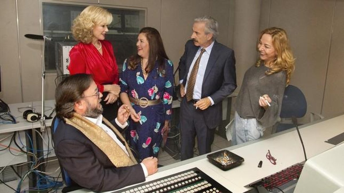 Imanol Arias (en el centro) durante la grabación del episodio de 'Cuéntame...' dedicado a 'Un, dos, tres...'.-RTVE