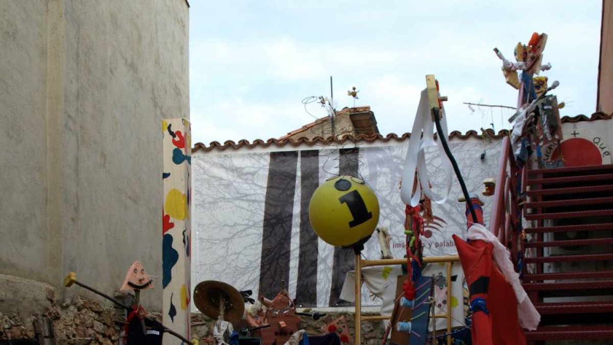La muestra recoge diez años de creaciones artísticas sobre espantapájaros-ECB