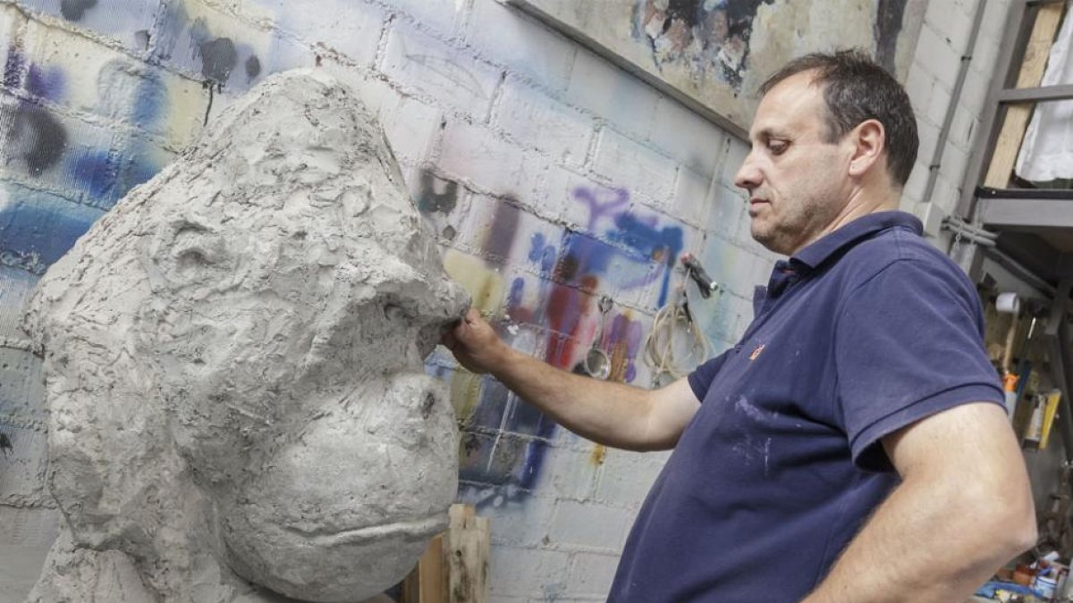 Saiz Manrique observa una de las dos esculturas de hormigón que incluye la muestra.-Santi Otero
