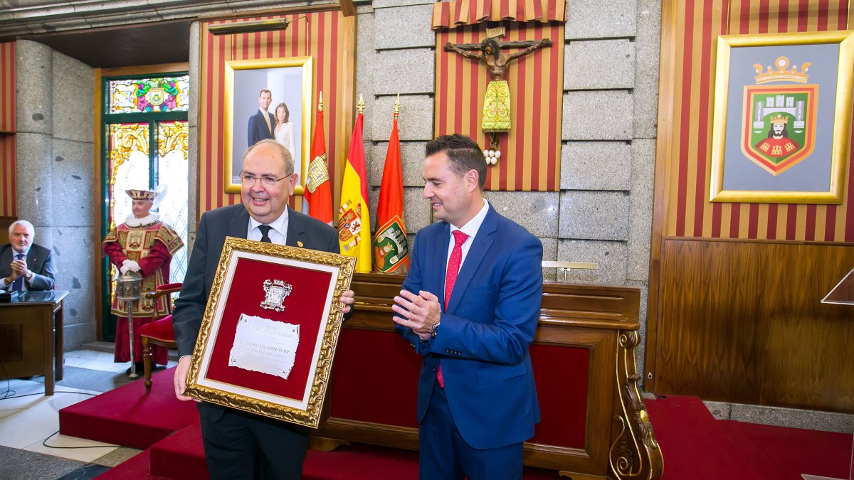José Manuel López Gómez recibe el reconocimiento de manos el alcalde de Burgos, Daniel de la Rosa. TOMÁS ALONSO