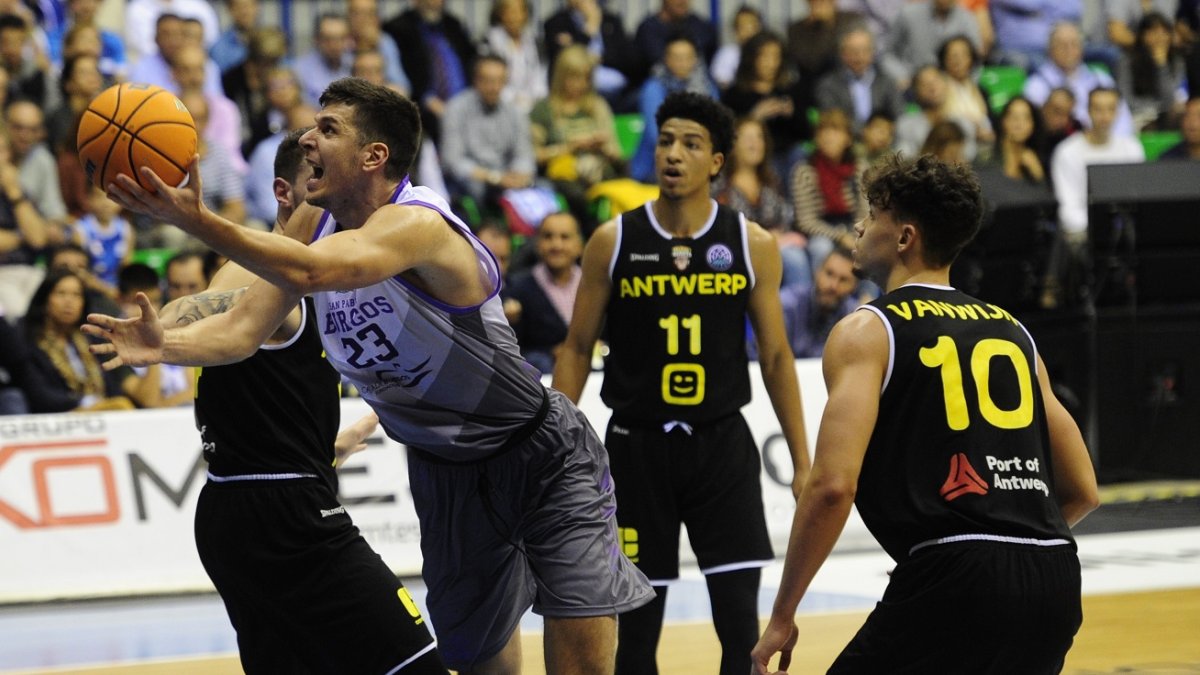Huskic fuerza la acción ofensiva en un partido de la pasada campaña. SANTI OTERO
