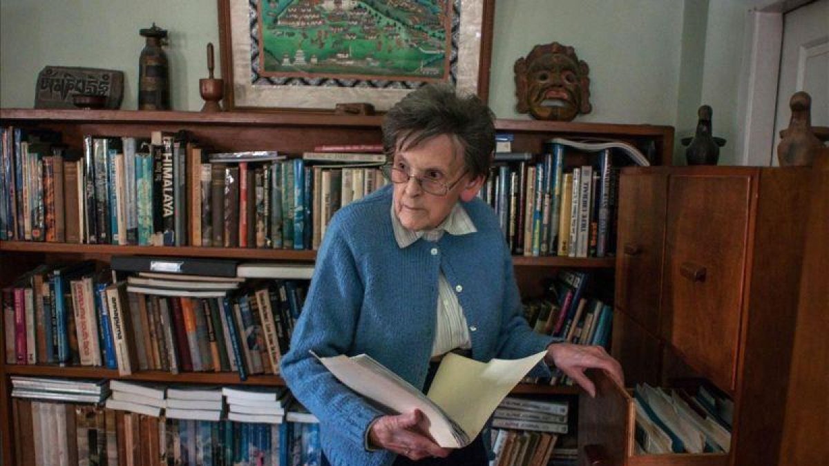 Elizabeth Hawley, en su casa de Katmandú.-AFP / BIKASH KARKI