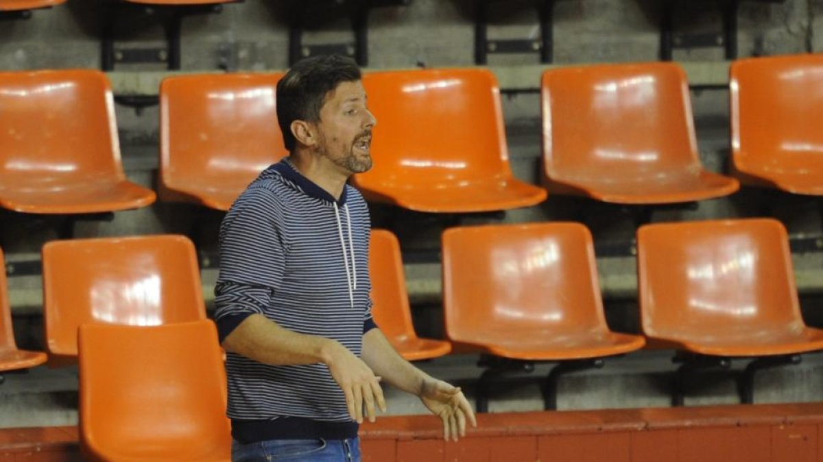 José Luis Cubillo habla con sus jugadores durante un partido.-SANTI OTERO
