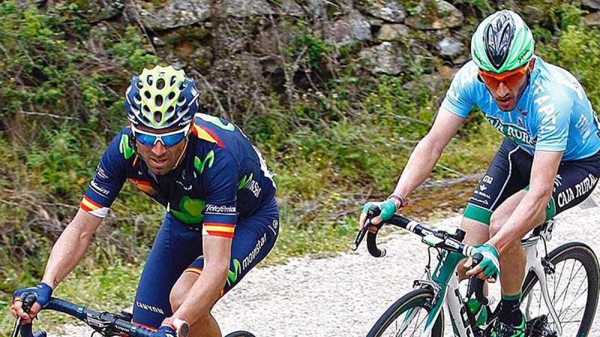 Carlos Barbero (derecha) junto al que será su compañero en Movistar Alejandro Valverde.-