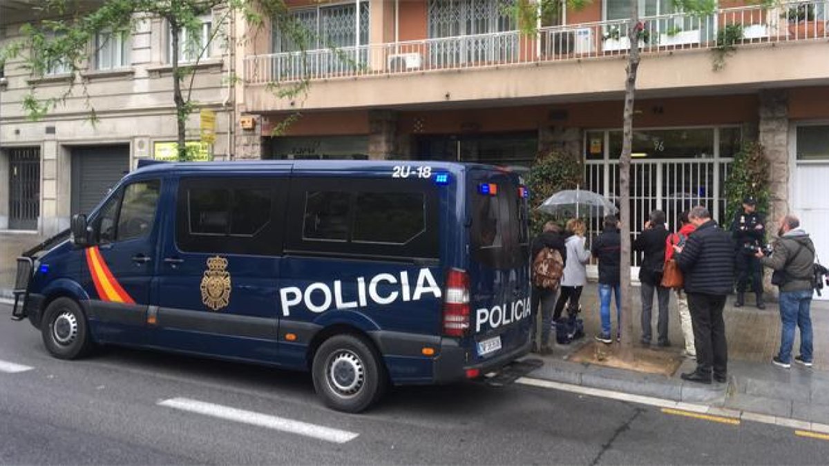 Los agentes buscan documentación que afecta a Marta Ferrusola y sobre los últimos movimientos de dinero de Pujol júnior-RICARD CUGAT