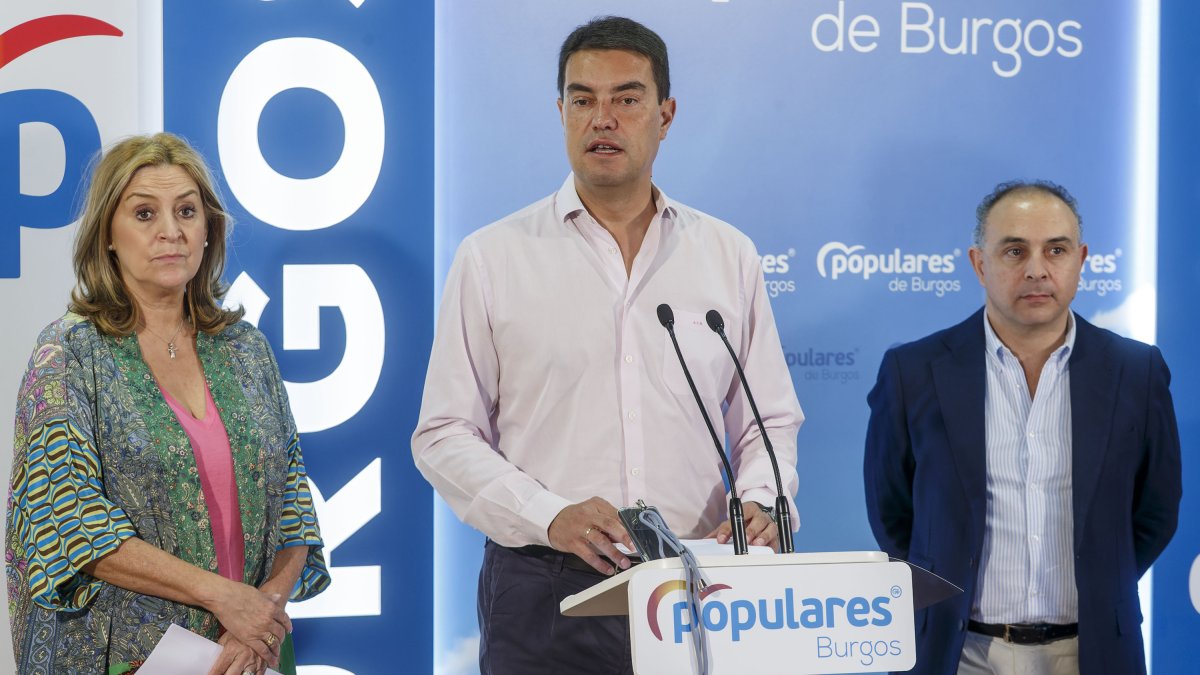 De izquierda a derecha los procuradores del PP por Burgos Inmaculada Renedo, Javier Ibáñez y Emilio Berzosa. SANTI OTERO