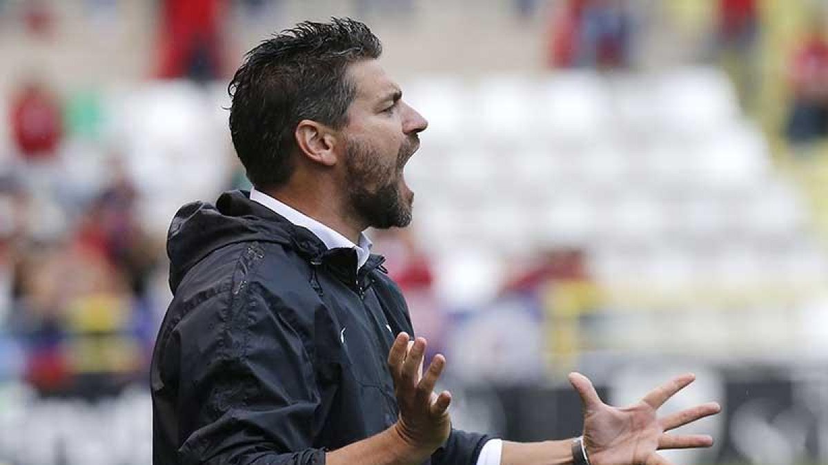 Fernando Estévez da instrucciones a sus jugadores durante un partido en El Plantío-Santi Otero