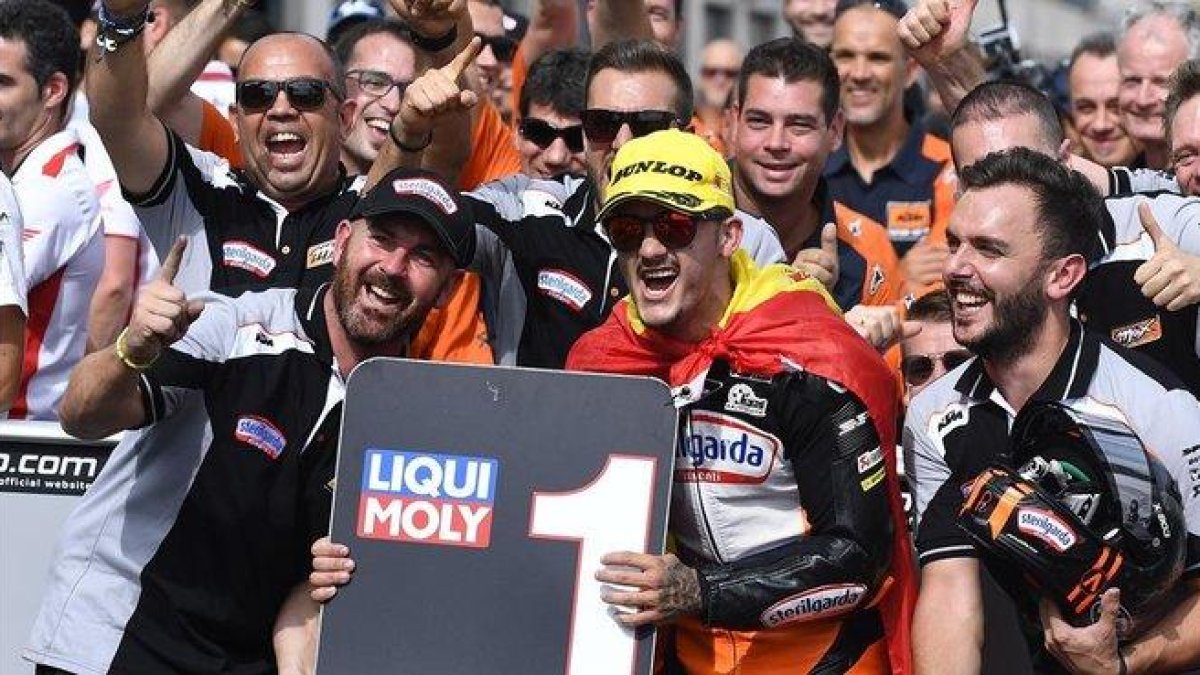 El valenciano Aron Canet (KTM) celebra hoy, en Motorland, con todo su equipo su tremenda victoria en Moto3.-AP 7 JOSÉ BRETON
