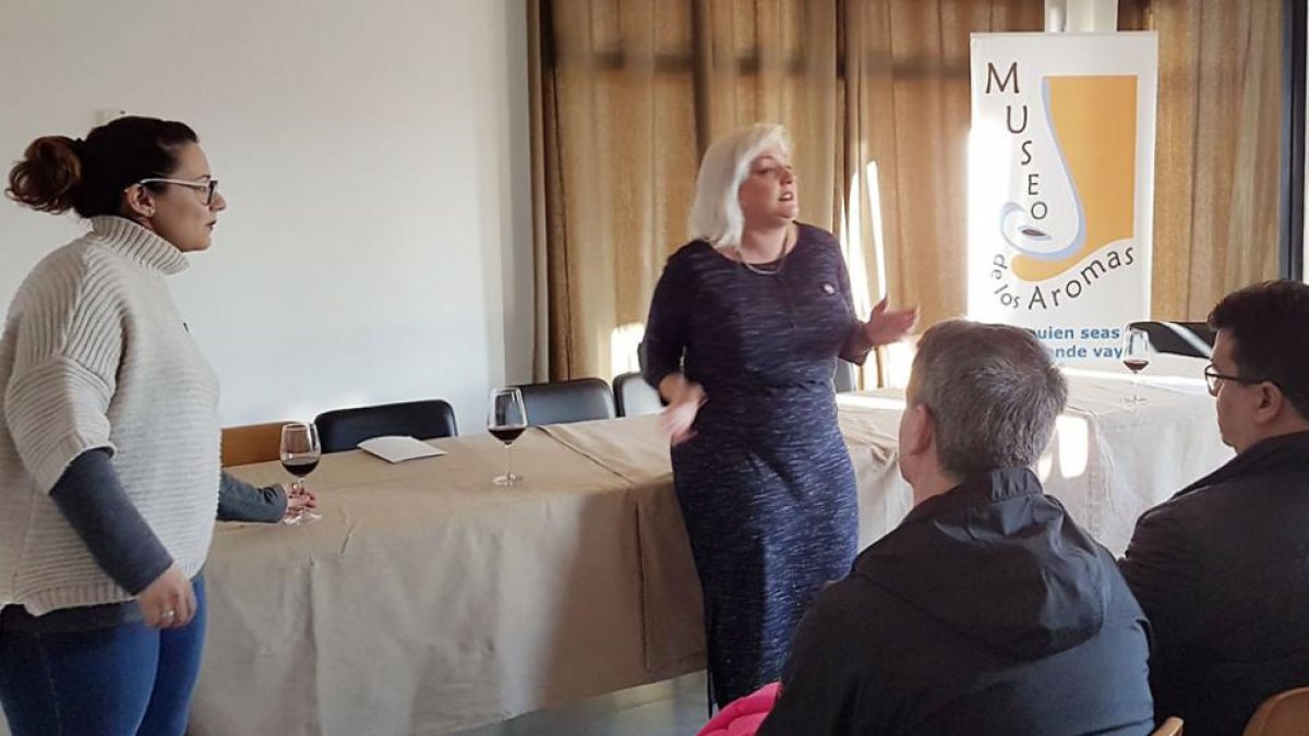 El vino, protagonista de la tarde con Pilar Cruces (dch.) y la guía del museo, Marta Castillo (izq).-ECB