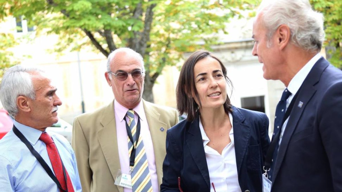 El ministro del Interior, Jorge Fernández Díaz (CD), visita el Instituto Nacional de Ciberseguridad (Incibe) acompañado por el director del centro, Miguel Rego (I); el delegado del Gobierno en funciones, Jorge Llorente (CI) y el alcalde Antonio Silván (D)-Ical