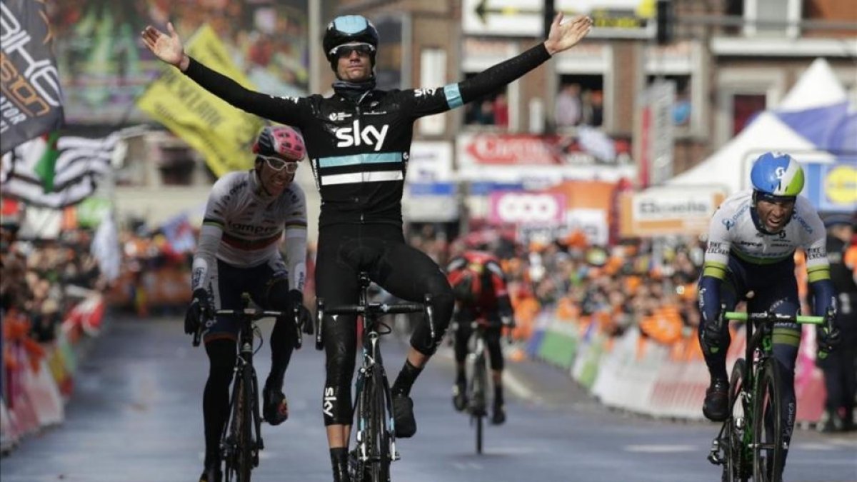 El holandés Wouter Poels (Sky) levanta los brazos como vencedor en Lieja.-AFP / KENZO TRIBOUILLARD