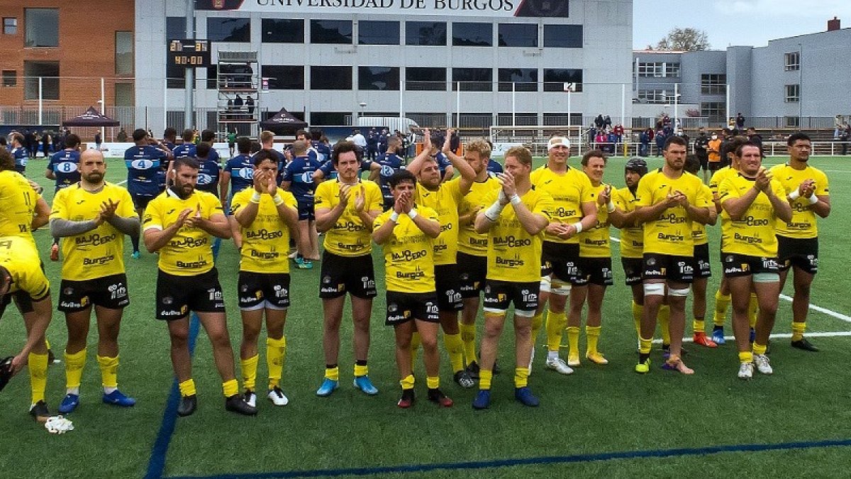 La plantilla del UBU Bajo Cero saluda a la afición tras un partido. SANTI OTERO