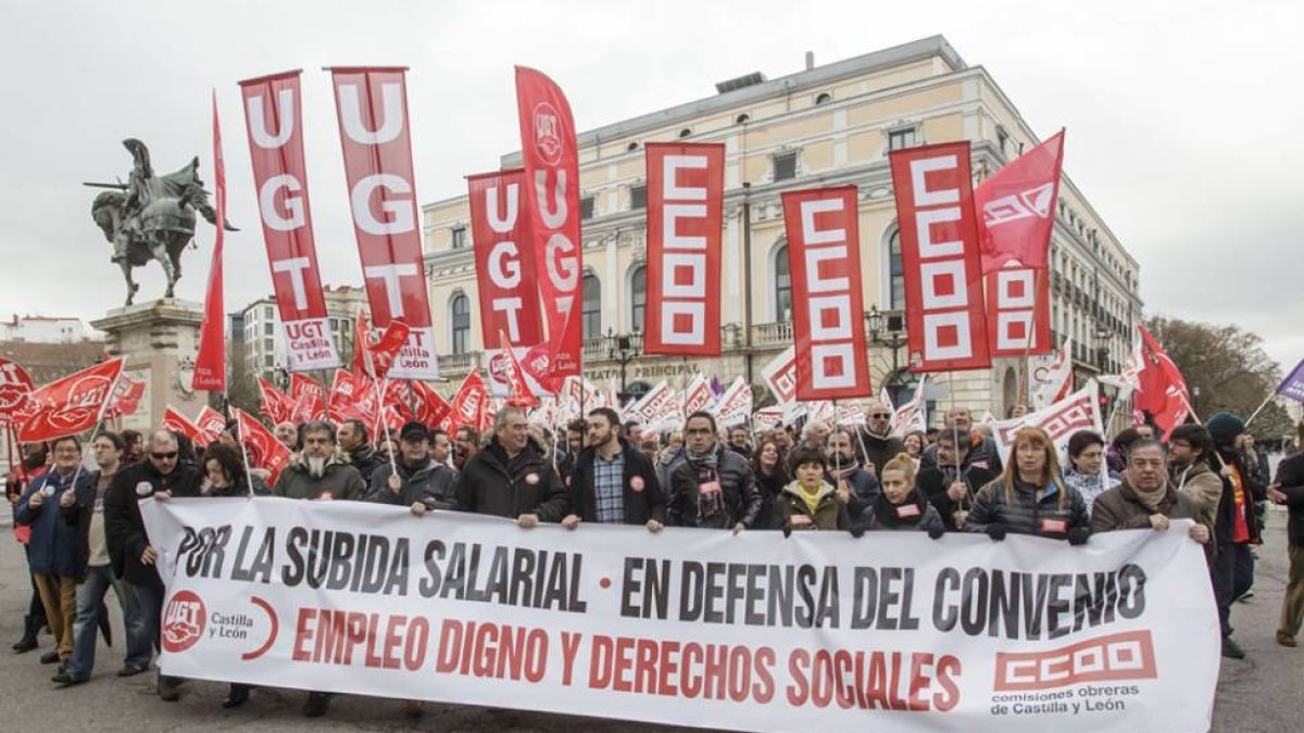 La manifestación de Burgos, que se repitió en todas las capitales de la región, arrancó en la plaza del Cid.-SANTI OTERO