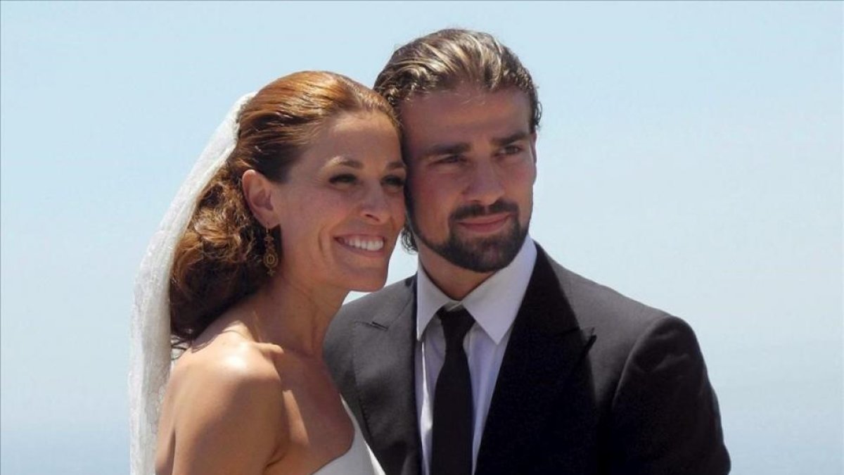 Imagen de archivo de la presentadora de television Raquel Sanchez Silva junto a su marido el operador de camara italiano Mario Biondo, durante su boda en Taormina en la isla de Sicilia Italia, en junio del 2012.-CLAUDIO ONORATI
